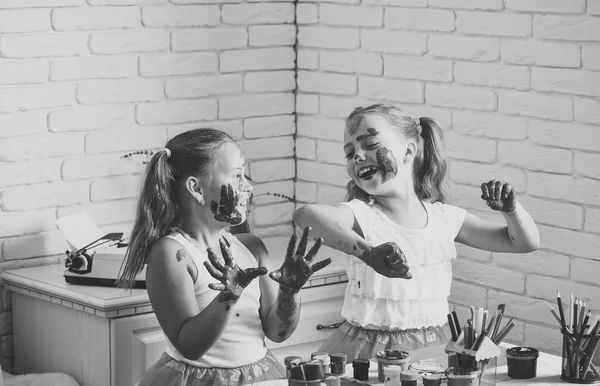 Kinderen spelen thuis met verf. Kinderen leren en spelen — Stockfoto