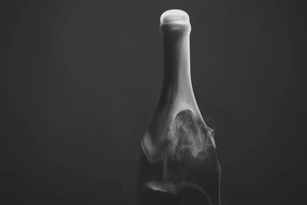 Flasche mit Champagner öffnen. Champagnerflasche mit Rauch — Stockfoto