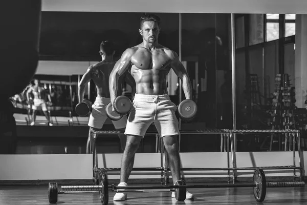 Sport eligazítást. izmos férfi súlyzó — Stock Fotó