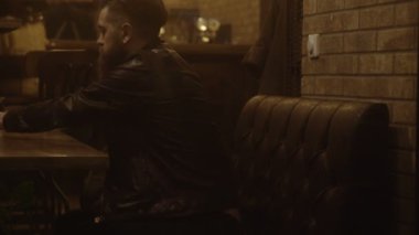 Kafede oturan yakışıklı adam. Restoranda otururken, bir şey ya da kimse için bekleyen ve civarı bakarak adam