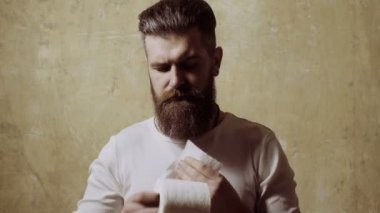 Adam holding doku rulo tuvalet.