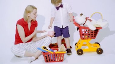 Anne ve oğlu oynuyor. Oyuncak Dükkanı