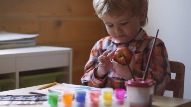 Sevimli küçük çocuk okul öncesi sınıf çizim.