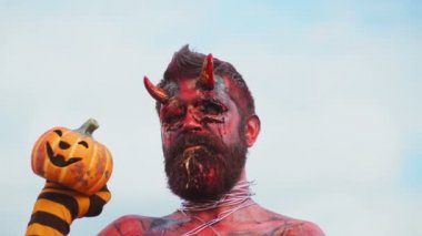 Şeytan vampir portre. Cadılar Bayramı kırmızı şeytan canavar. Krampus. Noel şeytanlar. Cadılar Bayramı.
