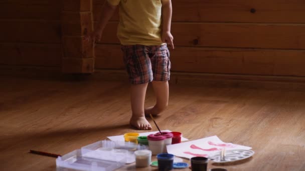 Psicologia da personalidade infantil. Ajuda a ganhar confiança. Desenho. Criatividade e educação conceito. Menino bonito feliz cores suas mãos. A pintar com os dedos. Art terapia para crianças . — Vídeo de Stock