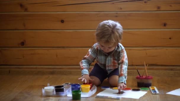 Pomoc, nabierają pewności siebie. Rysunku. Koncepcja twórczości i edukacji. Happy cute chłopiec kolory jego ręce. Malowanie palcem robi. Arteterapii dla dzieci. Psychologia osobowości dziecka — Wideo stockowe