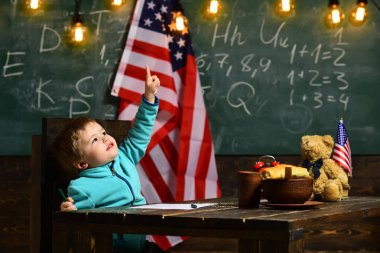 Okul çocuk ABD bayrağı arka plan yeşil blackboard okulda, bağımsızlık günü.