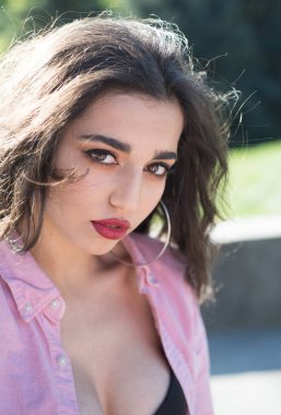 Makyaj yüzü olan kadın. Arabian güzellik. Şehvetli kadın uzun saçlı güneşli üzerinde açık. Cilt Bakımı ve tazelik. Güzellik kız seksi bakışla. Seksi manken küpeli