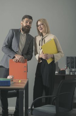 Sakallı adam ve şehvetli kadın bağlayıcı, evrak ile gülümseyen. Modern ofis mutlu meslektaşları. İş çift ofis toplantıda gülümse. Çalışma ve birlikte iletişim. İş süreci kavramı