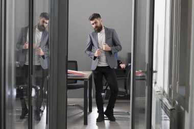 Modern ofis cam duvarlı bir adam. Çalışma yer, iş ve ofis yaşam tarzı rahat kıyafetli adam