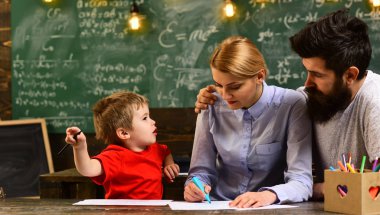 Öğretmen sınıfta her kişi fikir ve görüşleri değerli, eğitim ve okuma-yazma kavramı - lise öğretmeni sınıfta ders vermek