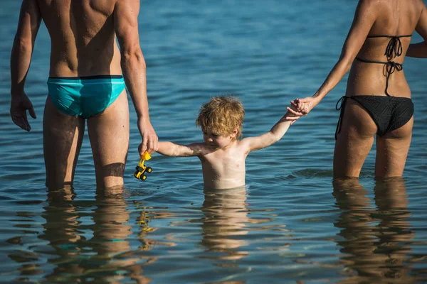 若い家族をリラックスします。幸せな家族と子供とビーチ シーズン. — ストック写真