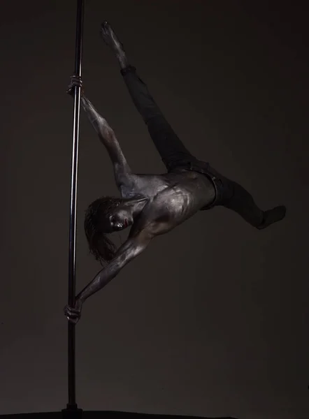 Liberdade. liberdade sentimento de pole dance homem com corpo de prata . — Fotografia de Stock