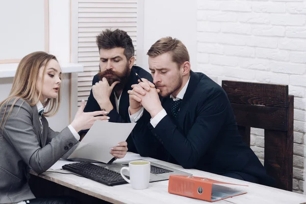 Bayan avukat veya muhasebeci girişimcilere danışmanlık. İş danışmanlık kavramı. İş anlaşmaları, anlaşma koşullarını görüşmek. İş ortakları veya işadamları toplantısında, office arka plan