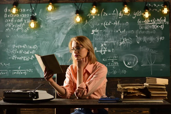 Terug naar school en huis het scholen. Literatuur-les met grammaticaboek. Nieuwe technologie in het moderne onderwijs. Om te overtreffen, moet u lezen. Informatie. Vrouw Lees liefde verhaal roman in bibliotheek. — Stockfoto