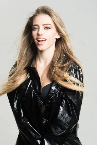 Güzellik ve Kuaför. Güzellik ve moda anlayışı ile mutlu kız deri ceket.