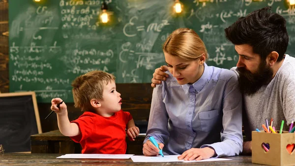 Öğretmen sınıfta her kişi fikir ve görüşleri değerli, eğitim ve okuma-yazma kavramı - lise öğretmeni sınıfta ders vermek