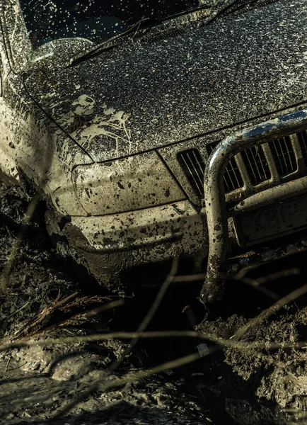 Fragmento de coche atrapado en la suciedad en el soleado día de otoño — Foto de Stock