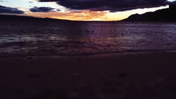 Piernas de silueta en Bech. Puesta de sol en la playa. puesta del sol del mar . — Vídeo de stock
