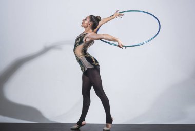 güzel kadın ile Studio hoola hoop.