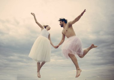 Tamamen aşık. Hayal gücü ve ilham. Hayalifener erkek ve kadın aşık romantik aşk keyfini çıkarın. Genç kadın ve adam ellerini havada tut. Aşık çift bulutlarda uçuyorum. Mutlu bir aile ve ilişki