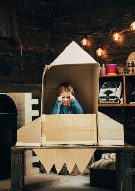 Dünya gün kavramı. Dünya kağıt roket küçük çocuğunun gün tatil.