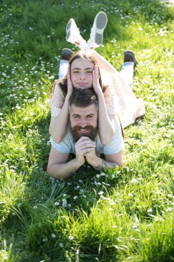 Yaz tatil keyfini çıkarın. Mutlu çift sunny açık rahatla. Şehvetli kadın sakallı adam yeşil çimenlerin üzerinde yatan. Kaygısız zaman birlikte. Aşık çift
