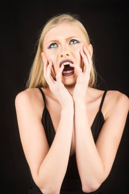 Güzellik kız yüz. Stüdyo çekim kadın. Manikür ve makyaj moda. Güzel Bayan yüzüne dokunmak