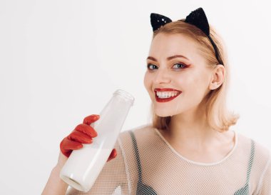 Genç kadın kedi kadın gibi süt içme