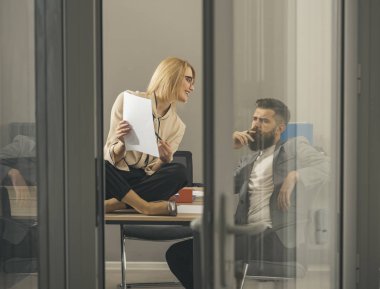 Erkek ve kadın iş planı yazmak. Adam ve şehvetli kız ofis, işbirliği başarı için birlikte çalışmak