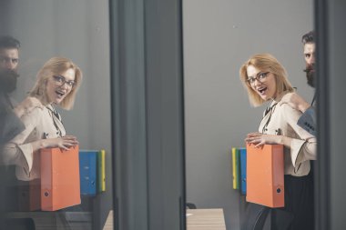 Patron sekreteri ofiste işyerinde kol dokunmadan ile taciz