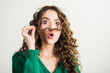 Beyaz arka plan üzerinde uzun kıvırcık saçlı sevimli kız portresi.