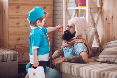 Tıp. Her zaman size yardımcı olmaya hazır. Oyun ve geliştirme. Gözlük ve ilk yardım kutusu ile oğlu babası evde dikkat çekmek. Küçük çocuk hasta doktor Doktor Tekdüzen çocukta tedavi adamla oynamak
