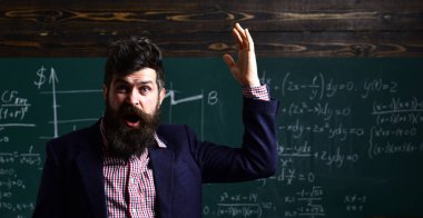 Ebeveynler genellikle çocuklarının akademik koçluk içine koymak. Dost öğretmen ve yetişkin gülümseyen öğrenci sınıfta. Ev öğretmen çocuk modern dizüstü kullanarak çalışmaları ile yardım.