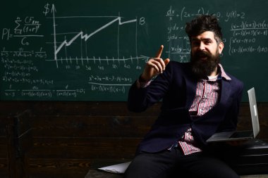 Özel öğretmenler genellikle geniş eğitim deneyimleri var. Özel dersler genellikle koçluk ihtiyacı var. Internet okul kavramı. öğrenme ve insanlar kavramı. Öğretmenler iyi dinleme becerileri sahip