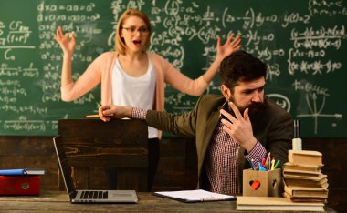 Konuşmacı olarak iş sunumu, üniversite seminer konferans takım işbirliği kavramı, kavram eğitim - yeşil arka plan, eğitim ve okul kavram öğrenme insanlar üzerinde okula geri