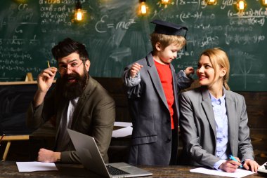 lider. İdeal ortaklık. Öğrenci güvenli öğrenme ortamı gerekir. ve kullanabilirsiniz. Eğitim ve okul kavramı. Öğretmenler ya da öğretmen öğrenci bağımsız bir öğrenci haline yardımcı olur. erişilebilir