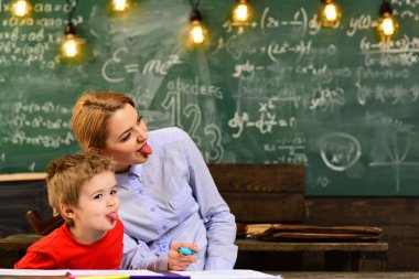 Büyük öğretmenler ne öğrenciler baktılar yapar bulun ve kullanın, Üniversitesi erkek hoparlör iş eğitimi, yuvarlak ahşap bir masa üzerinde eski kitaplar yürütmektedir.