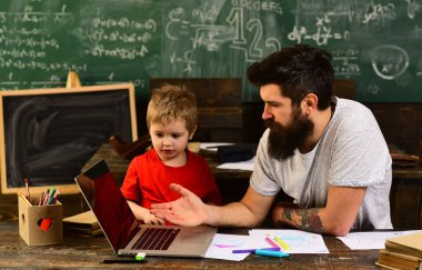 Öğretmen vardır onun learningteacher sevgisi onun tutkusu olan eğitim, eğitim mezuniyet ve insanlar kavramı - harç kurullarında başarılı öğretmen öğrencilere ilham kendi