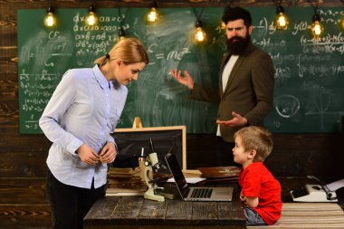 Modern çalışma teknoloji kavramı, evde özel ders, Eğitim Üniversitesi öğrenme ve insanlar kavramı, sırasında masanın oturan öğretmen Öğretmen öğrencileri için yüksek beklentileri ayarlar