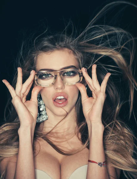 Funky stil skönhet. Sensuell kvinna slitage mode glasögon och behå. Kvinna med förstorade ögon. Skönhet modell med långa blonda hår och makeup. Nerd flicka med funky look — Stockfoto