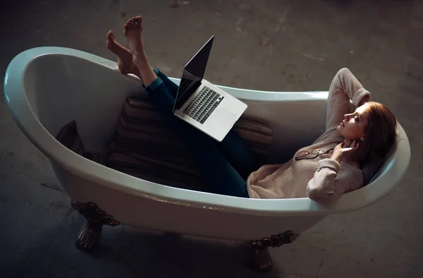 在家用电脑上工作的温泉日 女人在她的浴缸里 — 图库照片