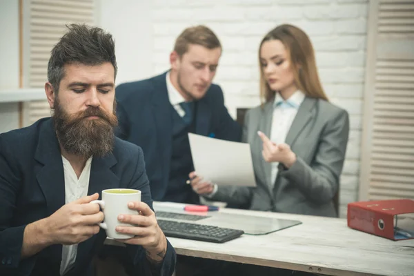 Parceiros de negócios ou homem de negócios na reunião, fundo do escritório. Negociações de negócios, discutir as condições de negócio. Homem com barba bebe chá enquanto espera a decisão dos chefes. Conceito de negociação — Fotografia de Stock