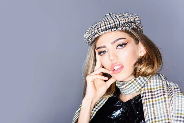 stil ve moda kavramı. Stil şapka ve atkı, kopya alanı içinde seksi kadın