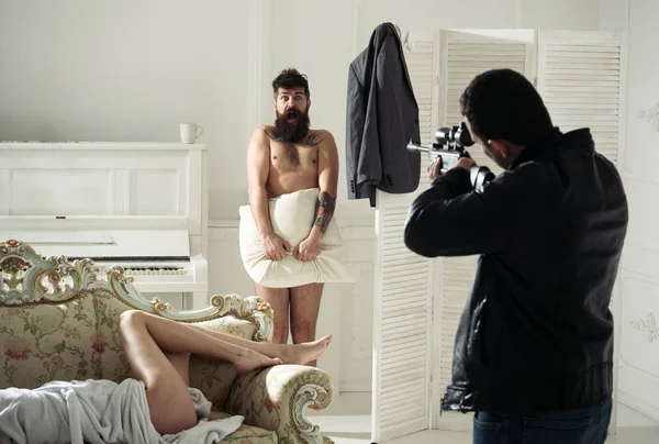 Seni öldürürüm. Silah tutan ve sevgilisi ve karısı yatakta yatan önünde tutan koca