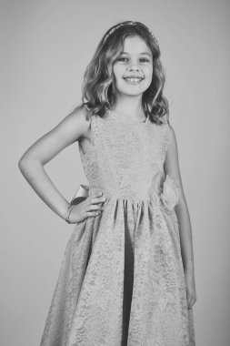 Pembe bir arka plan, güzellik moda modeli. Şık elbiseli küçük kız balo. Elegance şık seksi elbiseli kız çocuk. Bak, Kuaför, makyaj. Moda ve güzellik, küçük prenses.