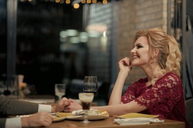 mutlu kız. Mutlu kadın adam - gülümseyen genç insanlar - aşk ve ilişki kavramı - kadın odaklanmak ile restoranda ihale anlar sahip.