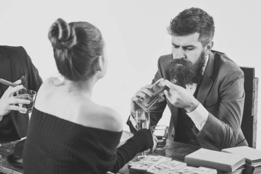 yasadışı hareket. Şirket yasadışı iş yapan. Erkek ve kadın para yığınları ile masada oturuyordu. Yasadışı anlaşma kavramı. İçme ve sigara yasadışı anlaşma tartışırken iş adamları