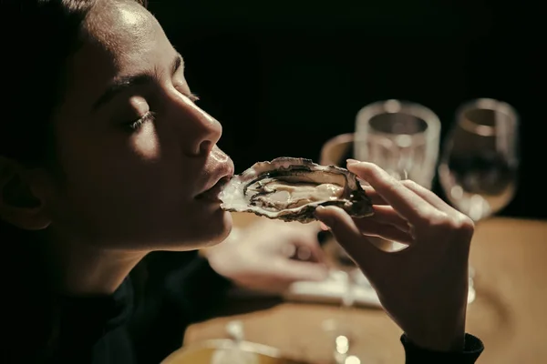 Mariscos y cocina mediterránea con mejillones en cáscara. Mujer joven comiendo ostras en un restaurante de lujo. Alimentación y salud. La ostra como la golosina sana con la vitamina omega 3. Mujer comiendo mariscos . — Foto de Stock
