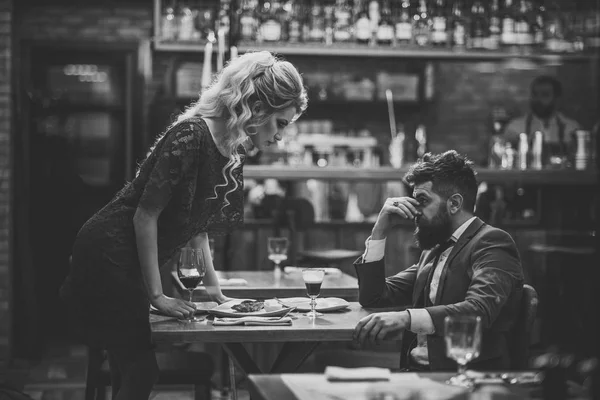 Data ruim. Casal jovem no restaurante com problemas e crise — Fotografia de Stock